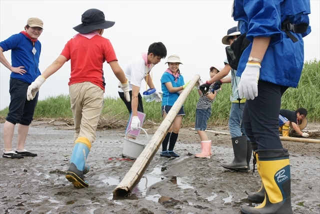 中に何かが隠れているのを発見!!