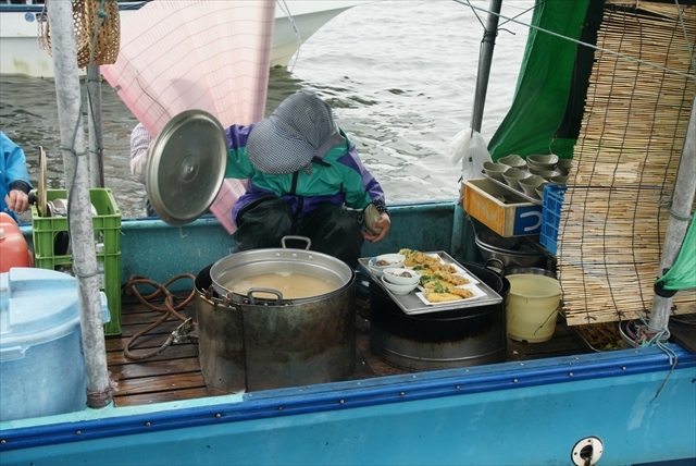 料理専用の船で調理してくれます