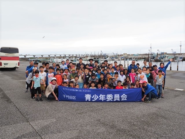 漁港で集合写真を撮りました
