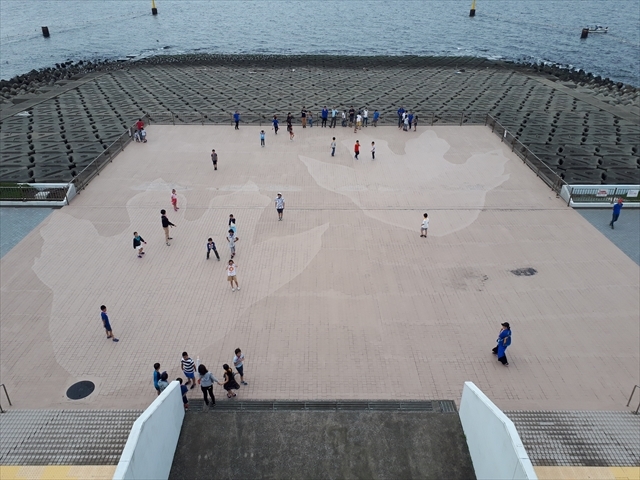 帰りに海ほたるでゴジラの足跡を見学しました